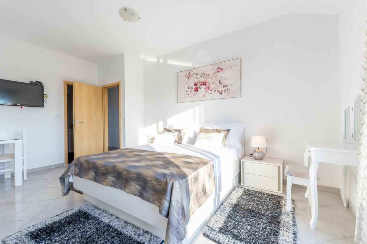 Villa Spark With Heated Pool In Rogoznica Zečevo Esterno foto