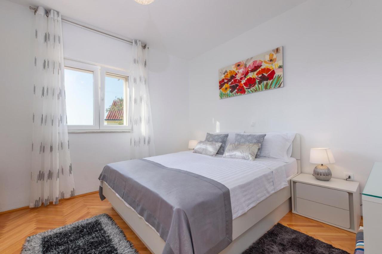 Villa Spark With Heated Pool In Rogoznica Zečevo Esterno foto